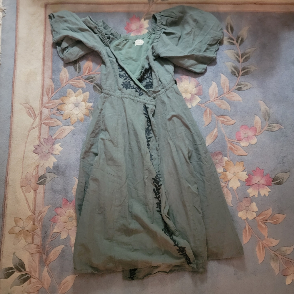 Voriagh "Gisela" sage embroidered crossover dress with sleeves - Picture 2 of 4
